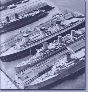 Giganten unter sich - die Normandie (2. v.o.), darunter die Queen Mary und ihr Schwesterschiff Queen Elizabeth Giganten unter sich - die Normandie (2. v.o.), darunter die Queen Mary und ihr Schwesterschiff Queen Elizabeth