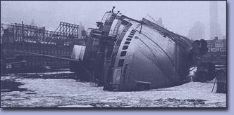 Abgesoffen - die ausgebrannte und gekenterte Normandie - 1942 Abgesoffen - die ausgebrannte und gekenterte Normandie - 1942
